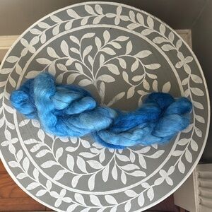 Fleece Artist Hand Dyed Blue Wool Roving - Ombre Sky Blues 85 grams